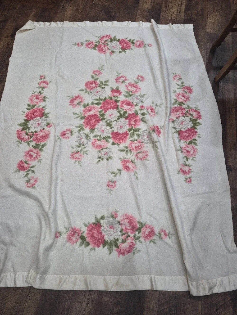 Vintage RARE Pink Cabbage Rose Lightweight Wool Blend Twin Blanket W/ Satin Trim